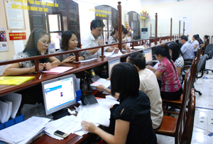 Đảng bộ Cục Thuế tỉnh là một trong những đơn vị tiêu biểu trong việc Học tập và làm theo tấm gương đạo đức Hồ Chí Minh. Ảnh: Bộ phận “Một cửa” Cục Thuế tỉnh nâng cao chất lượng công tác tiếp dân.